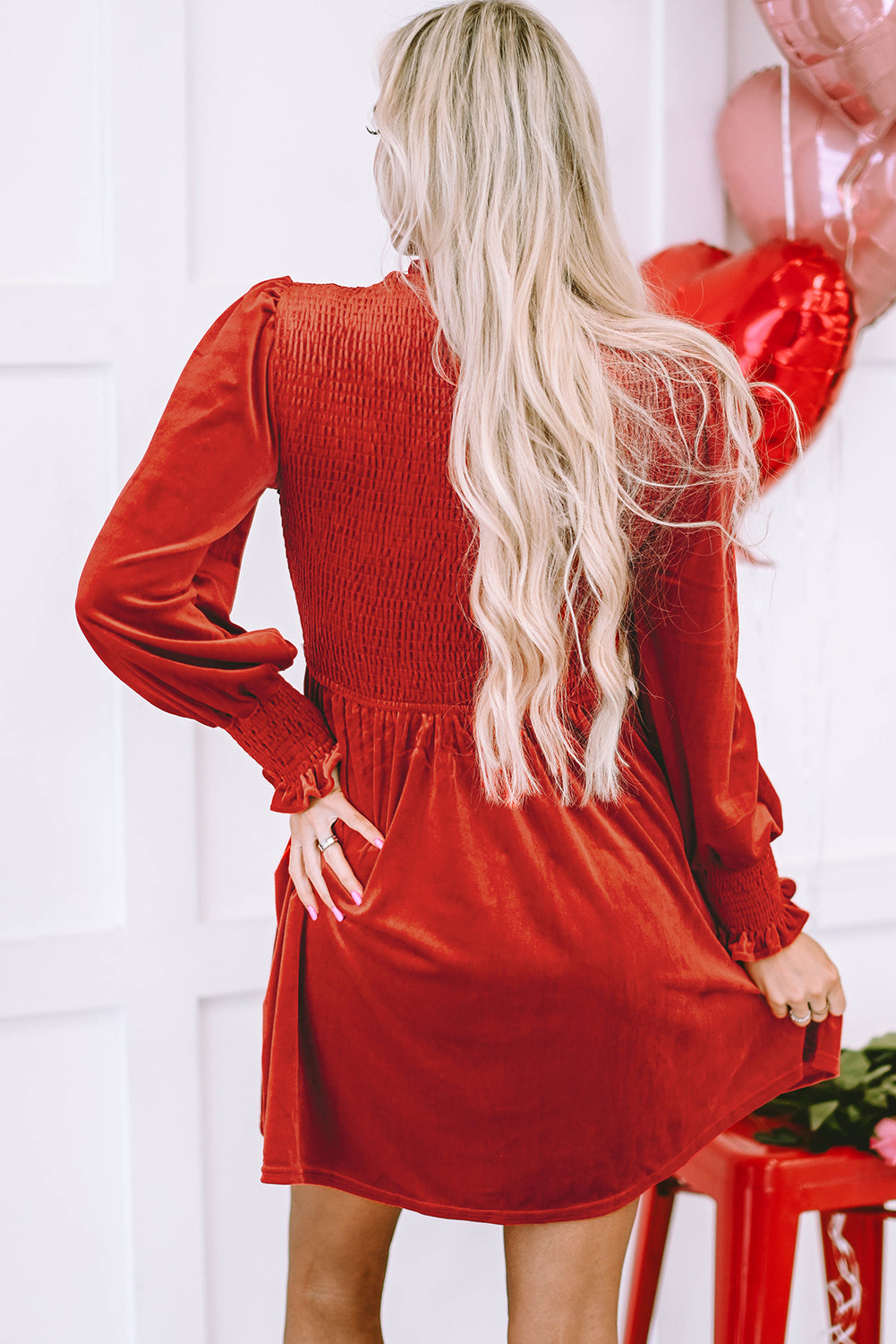 Baršunasta haljina s naboranim vratom i dimljenim steznikom od crvene gline