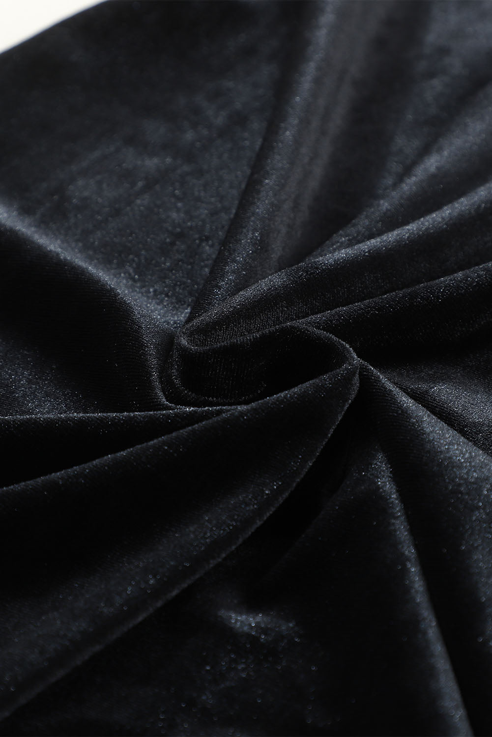 Crna baršunasta haljina dugih rukava s volanima i dugim rukavima