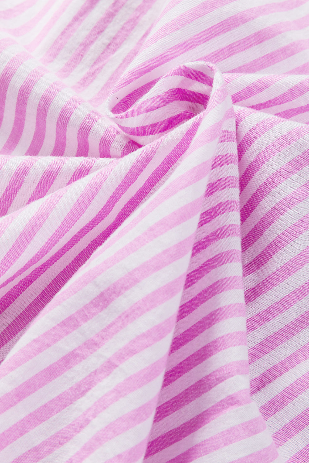 Rožnata srajca z gumbi in črtasto patchwork z naboranimi robovi