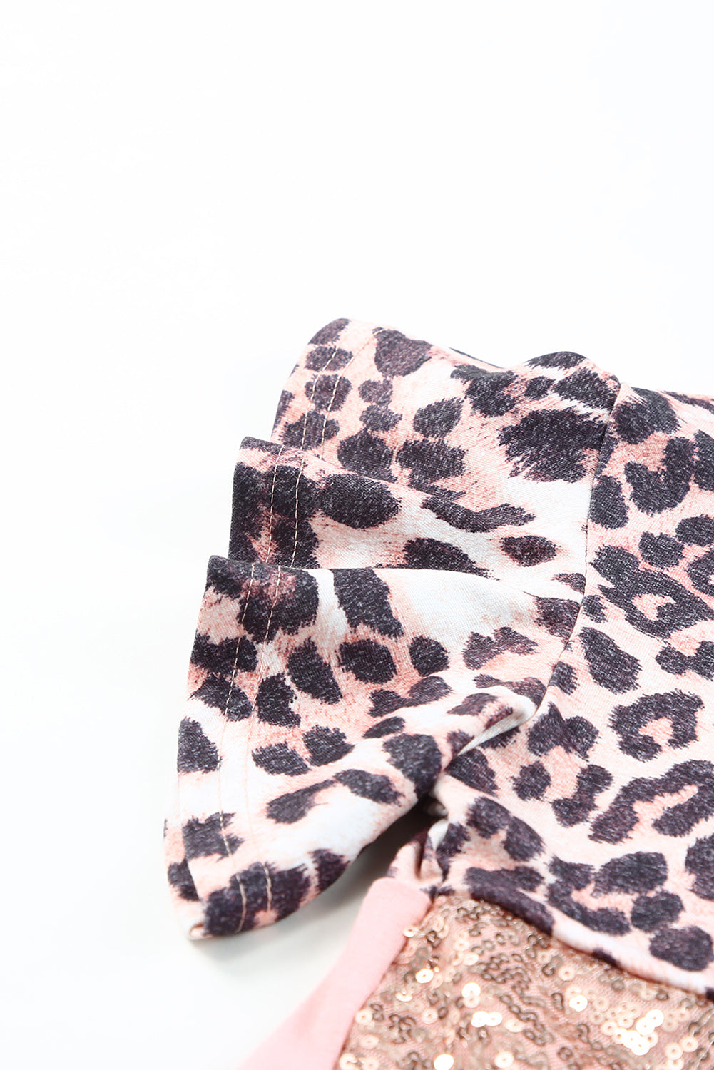 Rosafarbenes, kurzärmliges Oberteil mit Leoparden-Pailletten und Colorblock-Patchwork