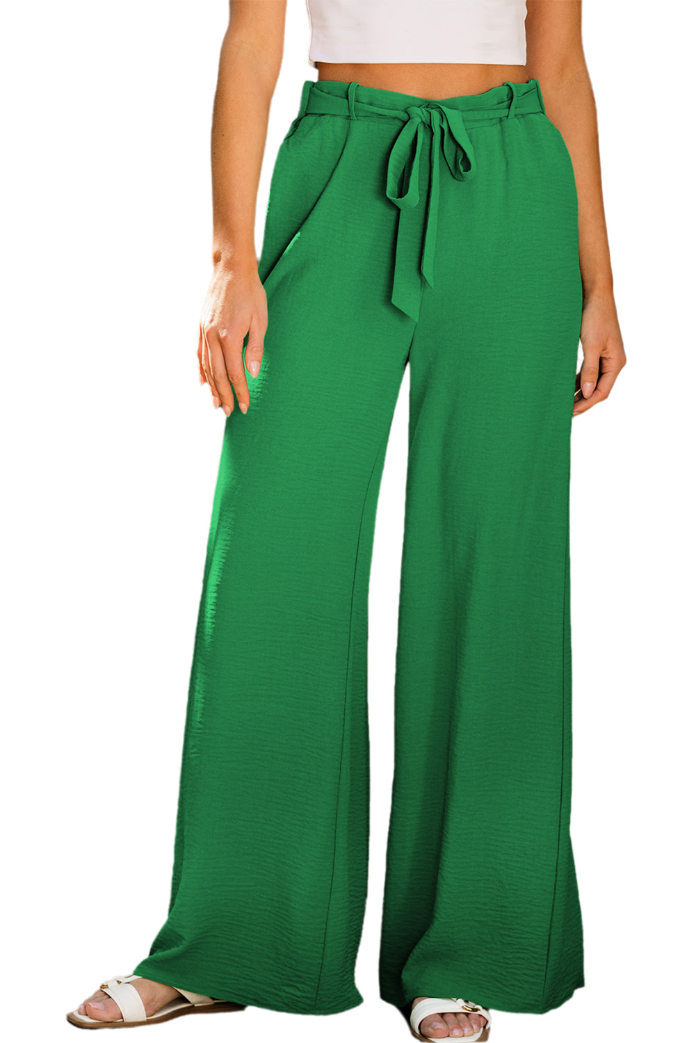 Hellgrüne Hose mit weitem Bein und hohem Bund, Schlaufen und Gürtel