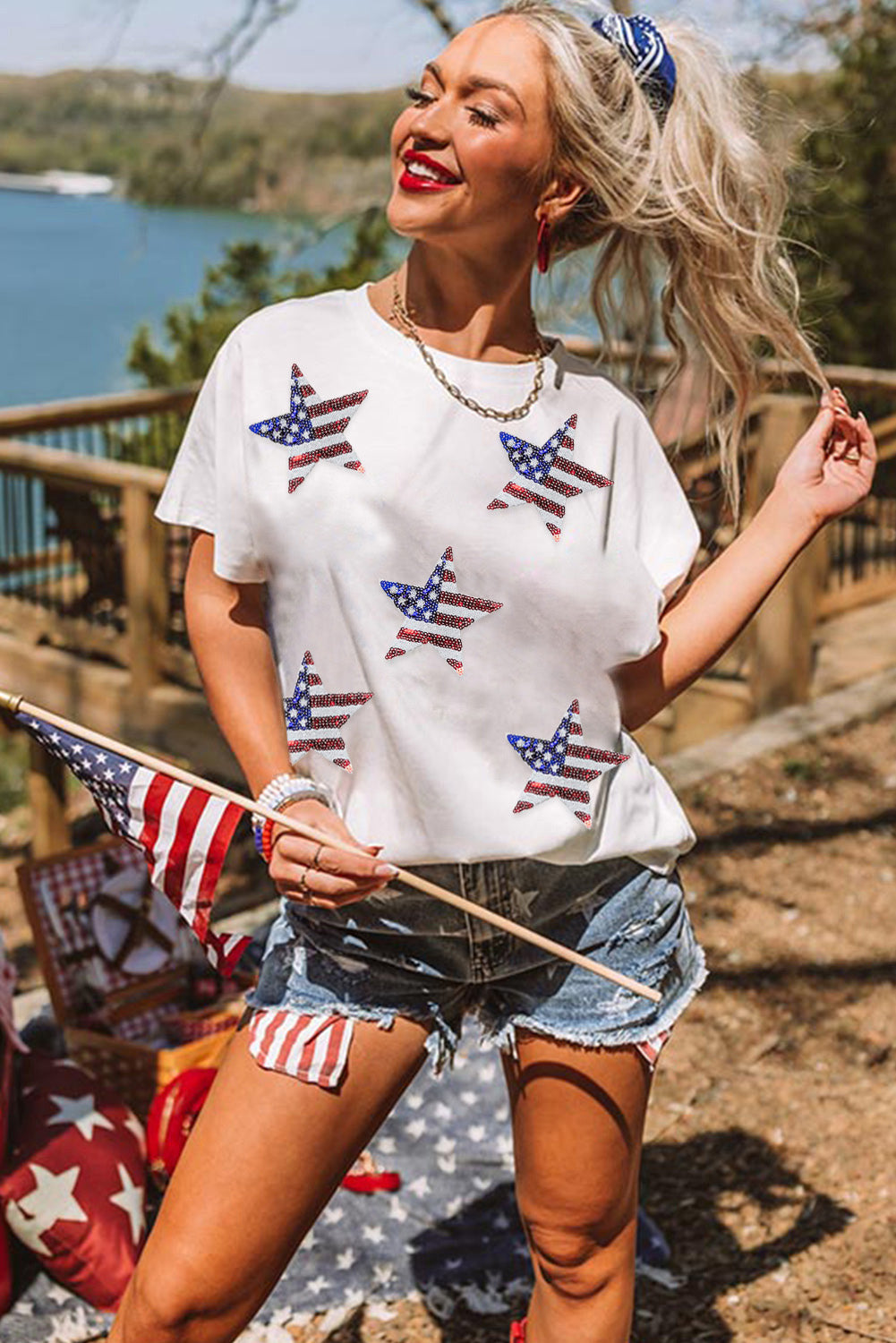 Bela majica z grafiko zvezde ameriške zastave z bleščicami
