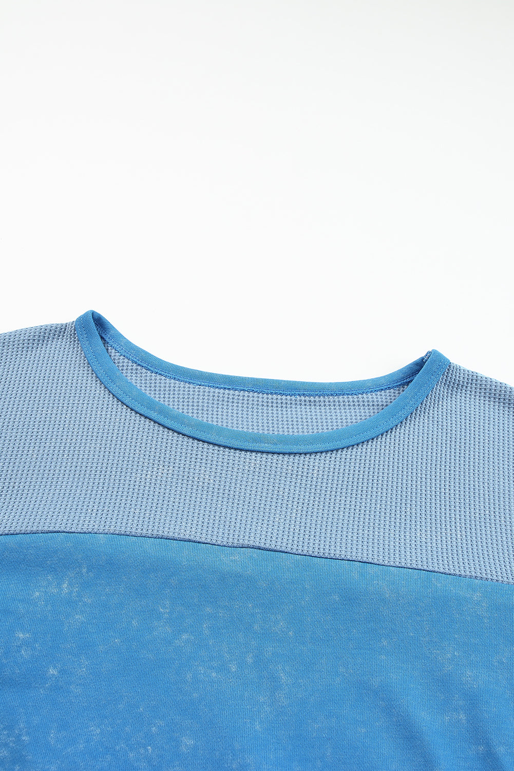 Nebesno modra majica s spuščenimi rameni iz vafelj pletene patchwork velike velikosti