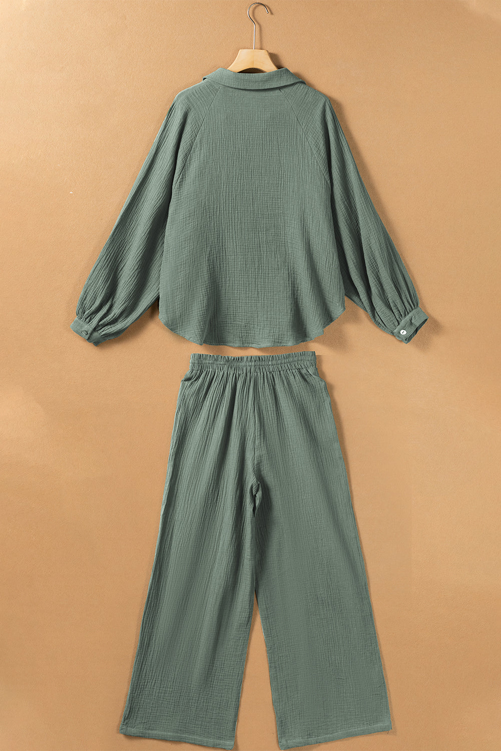 Set di pantaloni larghi con coulisse e collo diviso in piega verde