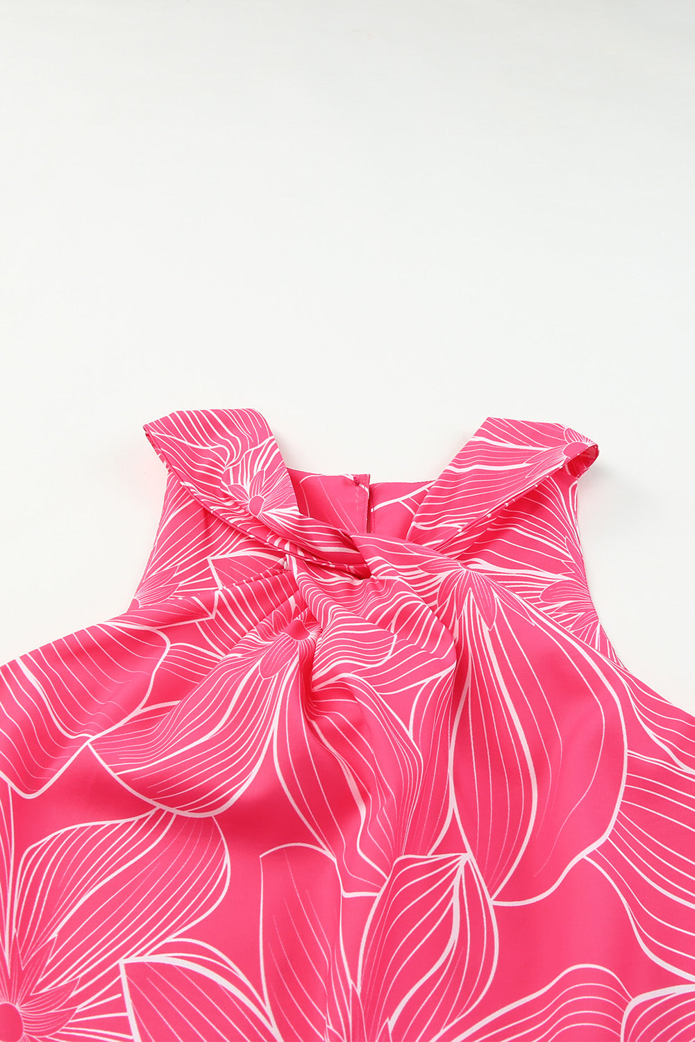 Rožnata majica z zavihanim izrezom in cvetličnim potiskom
