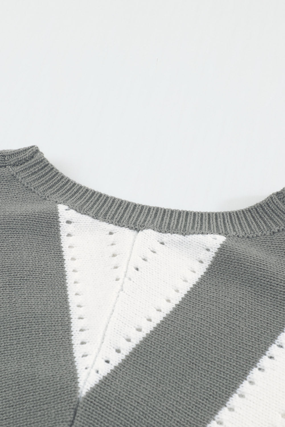 Pleten pulover z v-izrezom s sivimi črtami in barvami