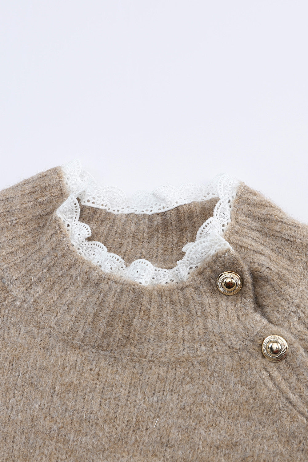 Khakifarbenes, gestreiftes Pulloverkleid mit asymmetrischem Knopfverschluss und Spitzenkragen