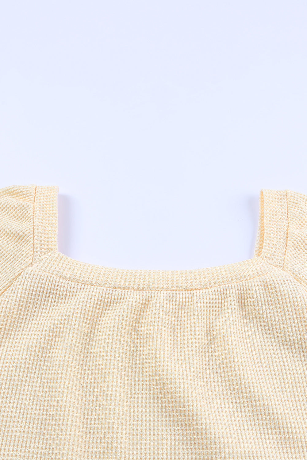 Apricot pletena majica z napihnjenimi rokavi in ​​vafelj z okroglim izrezom