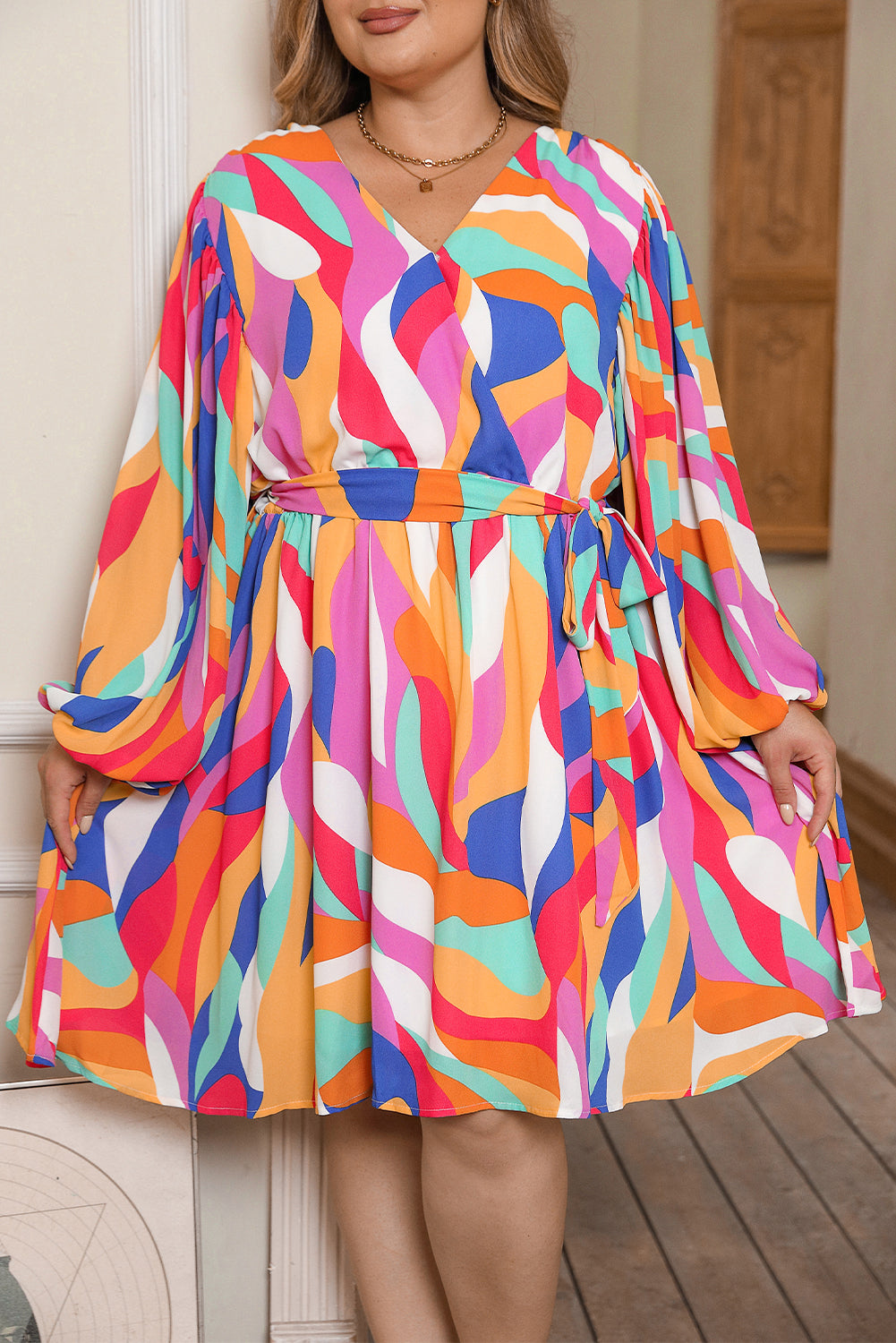 Mehrfarbiges Plus-Size-Kleid mit abstraktem Print, übergroßen Ärmeln und Gürtel