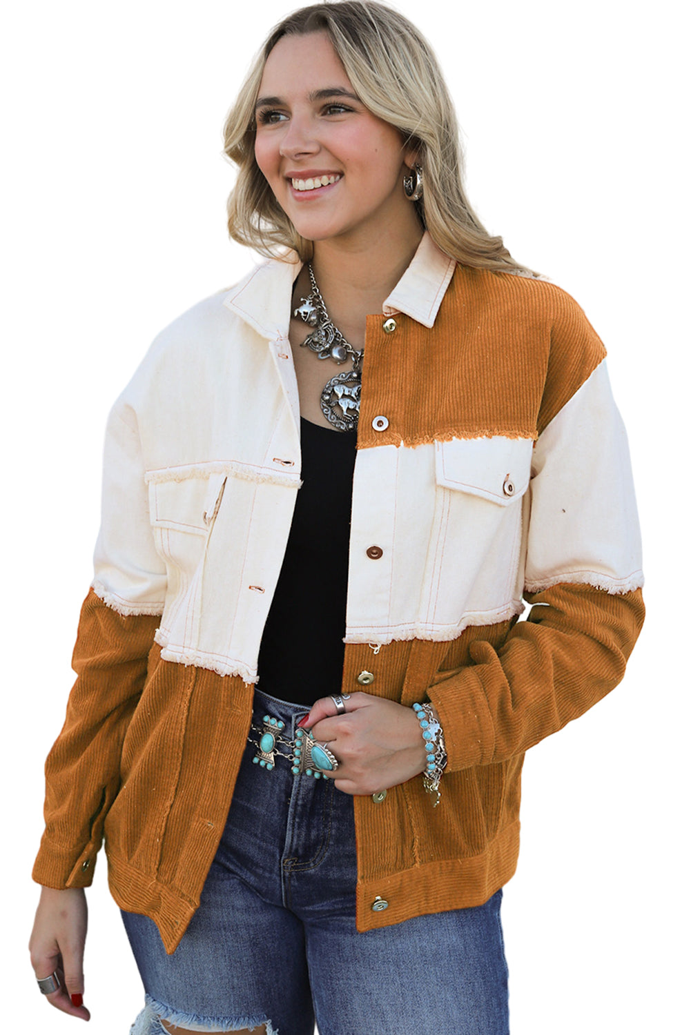 Smeđa jakna s preklopnim džepom i rubovima u boji smeđe boje