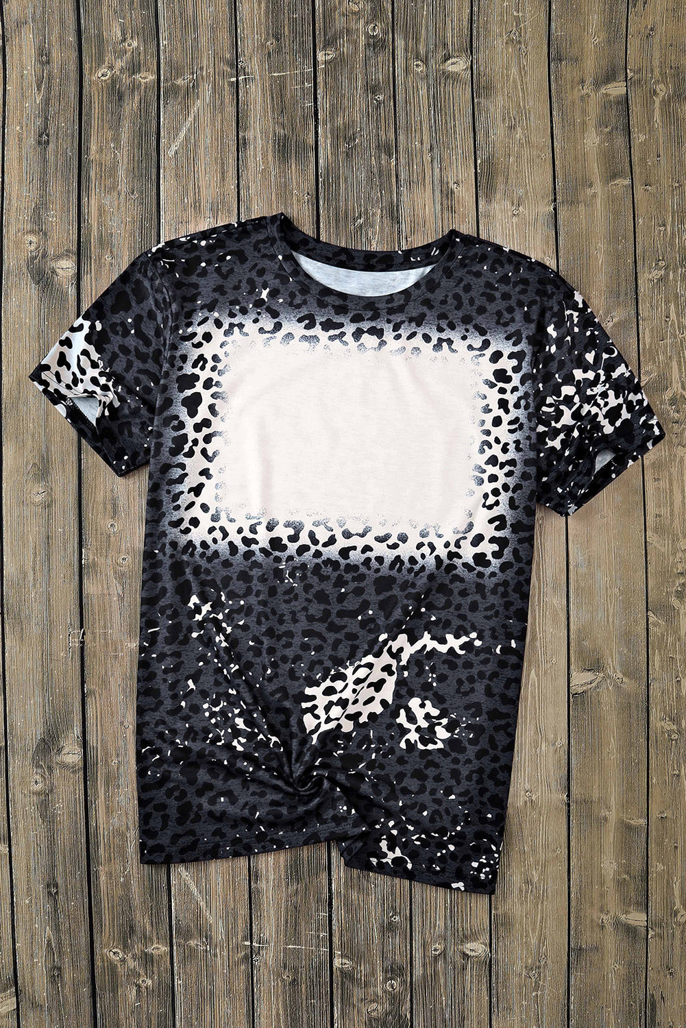 Leopard Blank Apparel - izbijeljena majica s okruglim izrezom u obliku leoparda