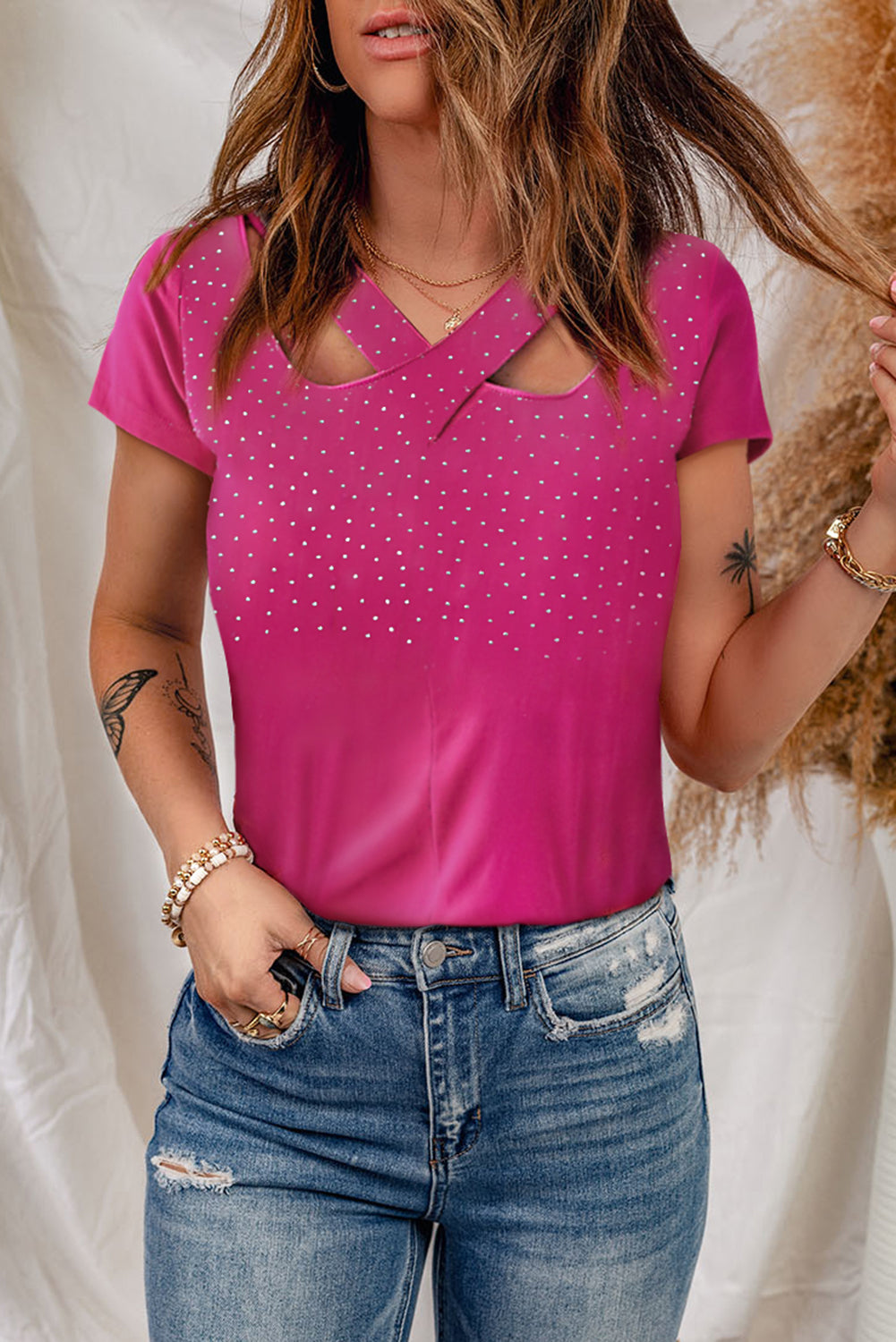 T-shirt a maniche corte incrociata con strass rosa