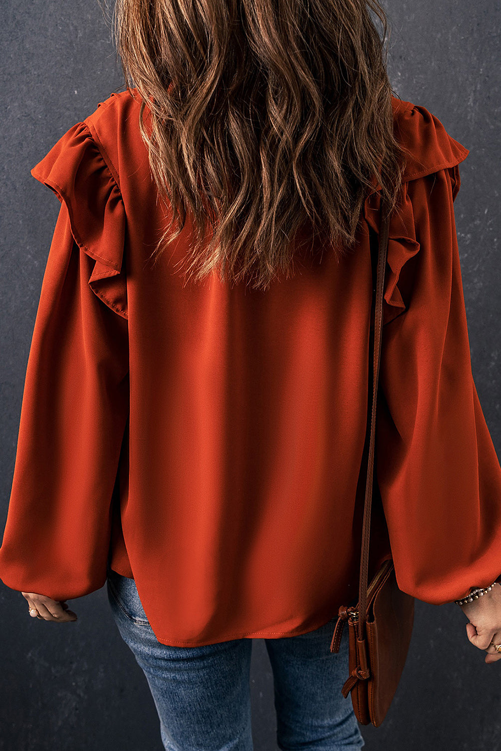 Orangefarbene, geknöpfte, plissierte Bluse mit V-Ausschnitt