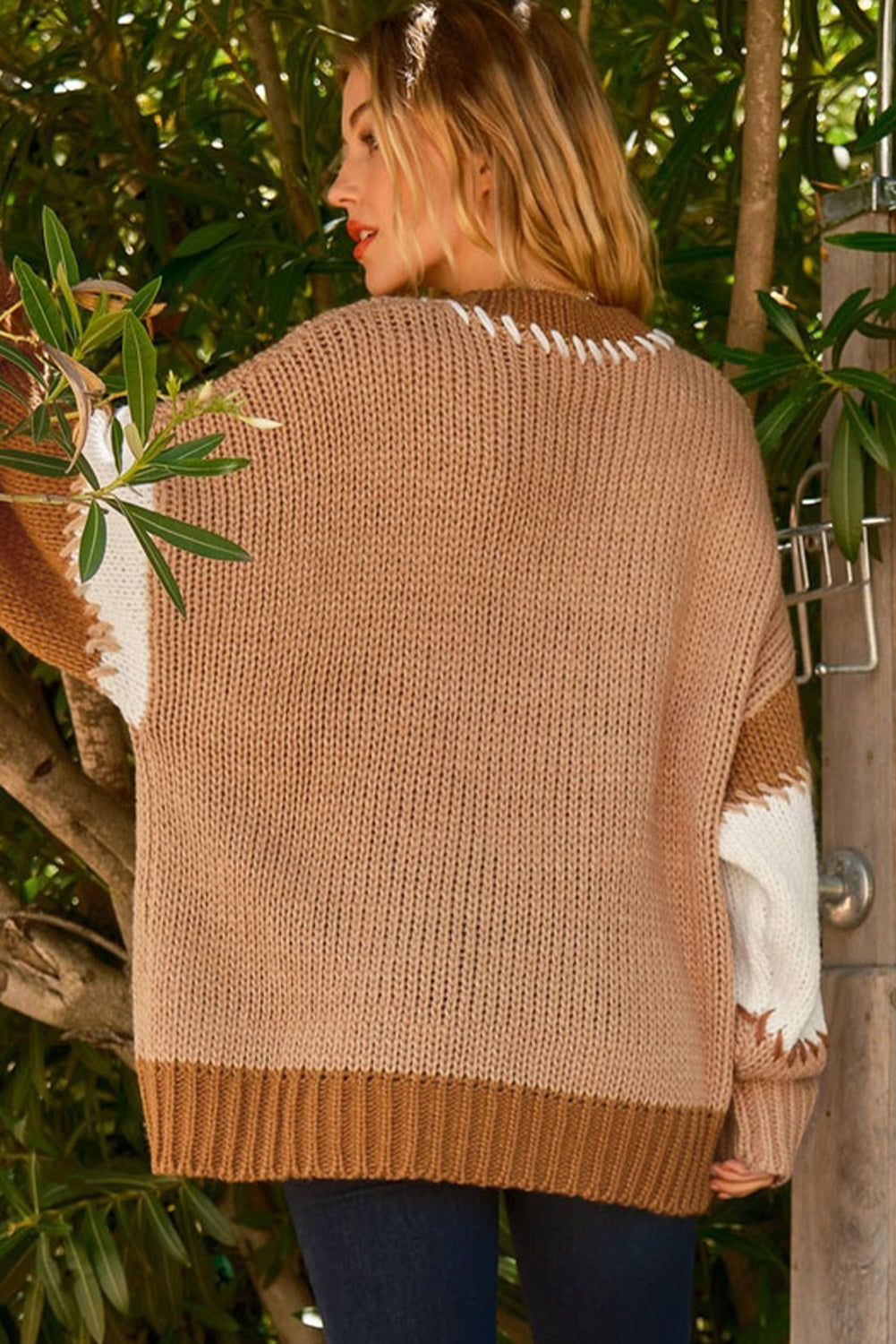 Preveliki pulover s kontrastnim šavom u svijetloj francuskoj bež boji