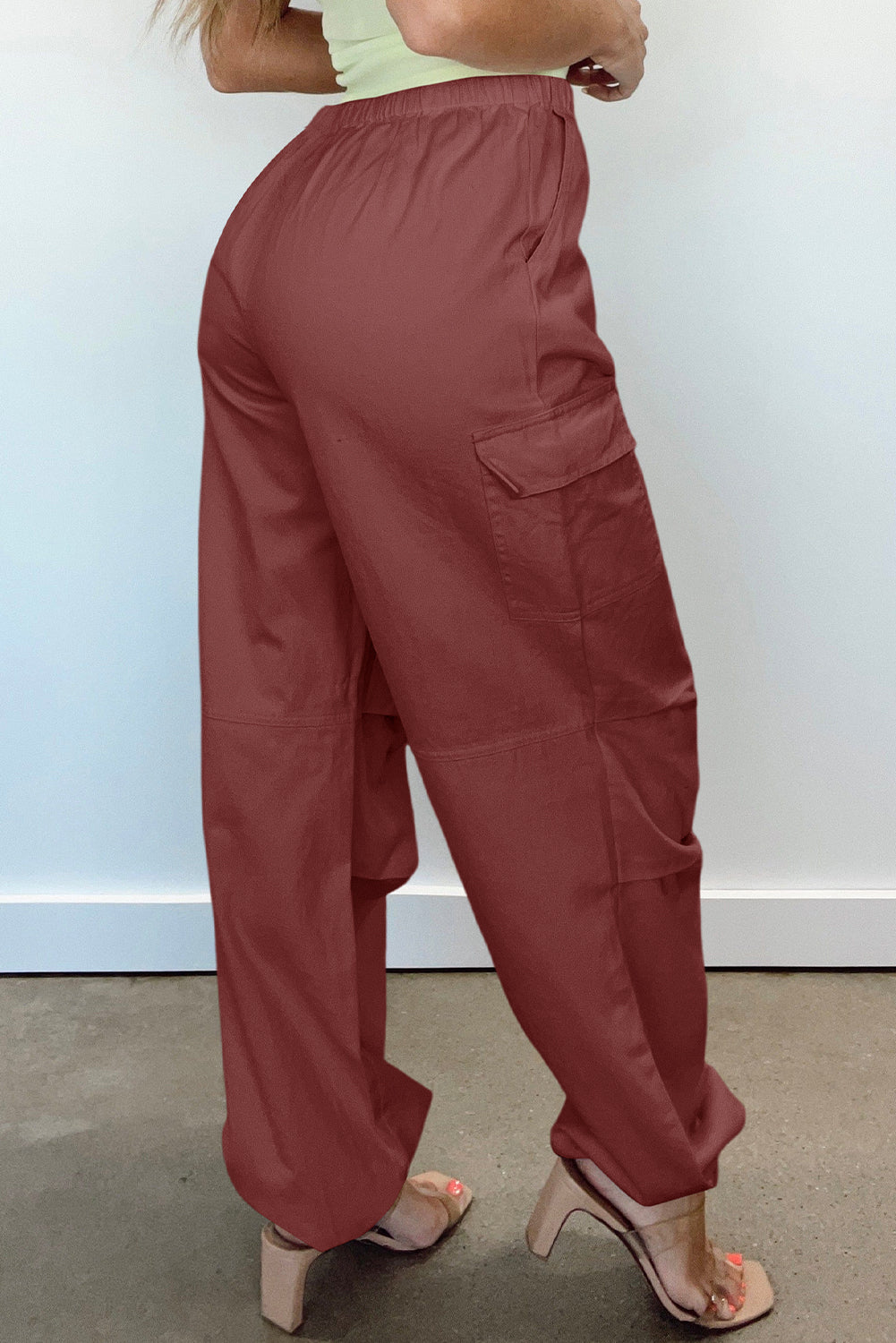 Mineralno crvene jednobojne kargo hlače širokih nogavica s uzicom u struku