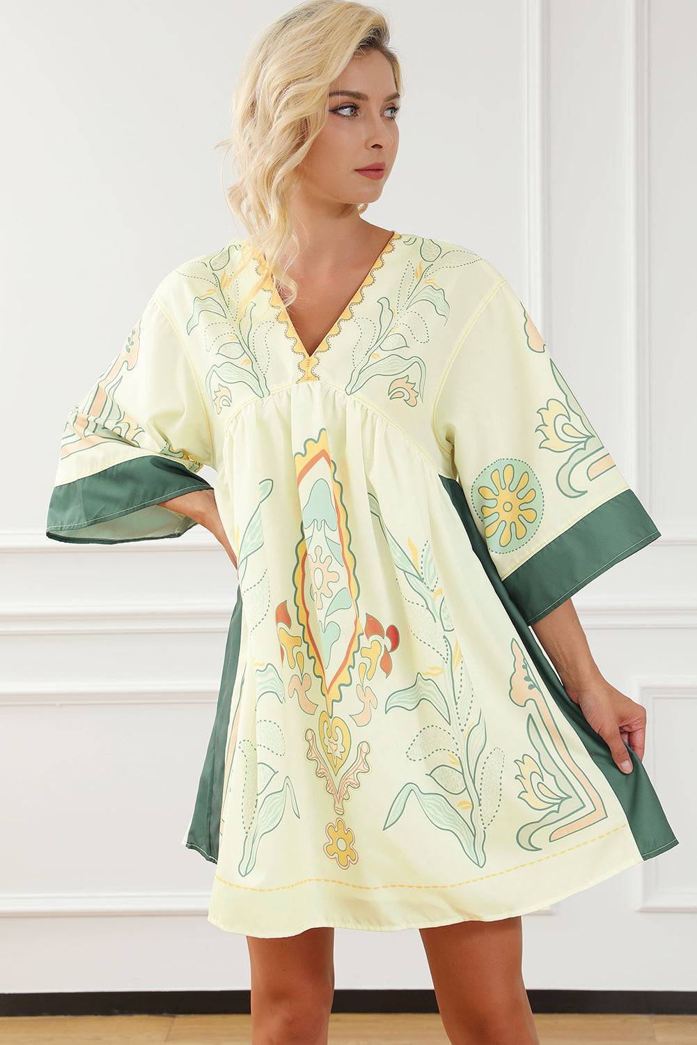 Višebojna kratka kimono haljina s V izrezom i strukiranim boho printom