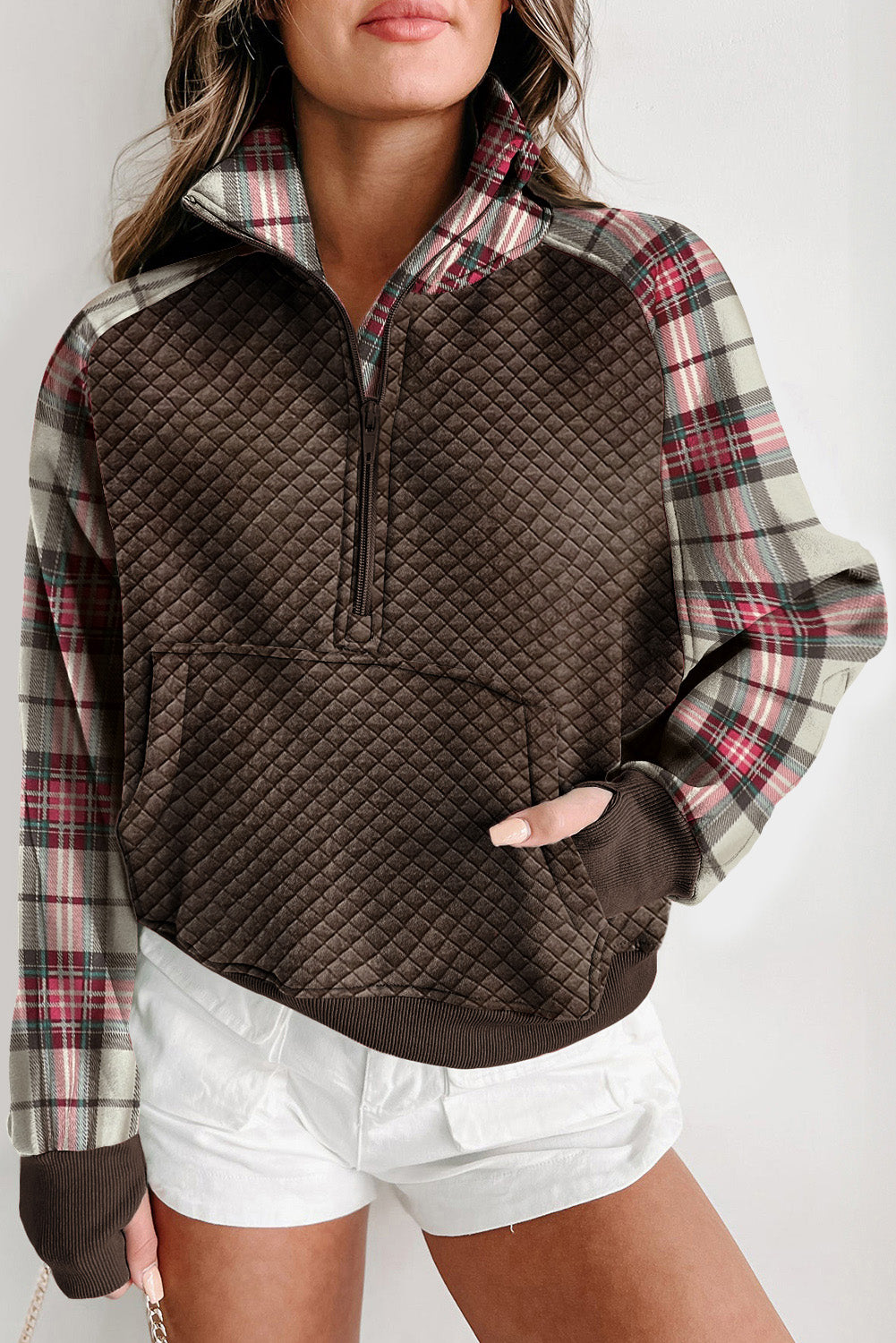 Khakifarbenes, bedrucktes, strukturiertes Sweatshirt mit Patchwork-Kragen und karierten Ärmeln