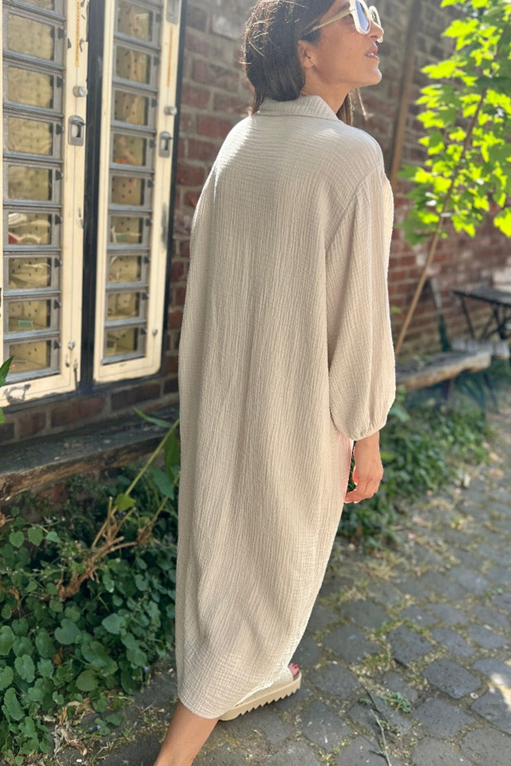 Weißes, strukturiertes, langes Hemdkleid mit Umlegekragen