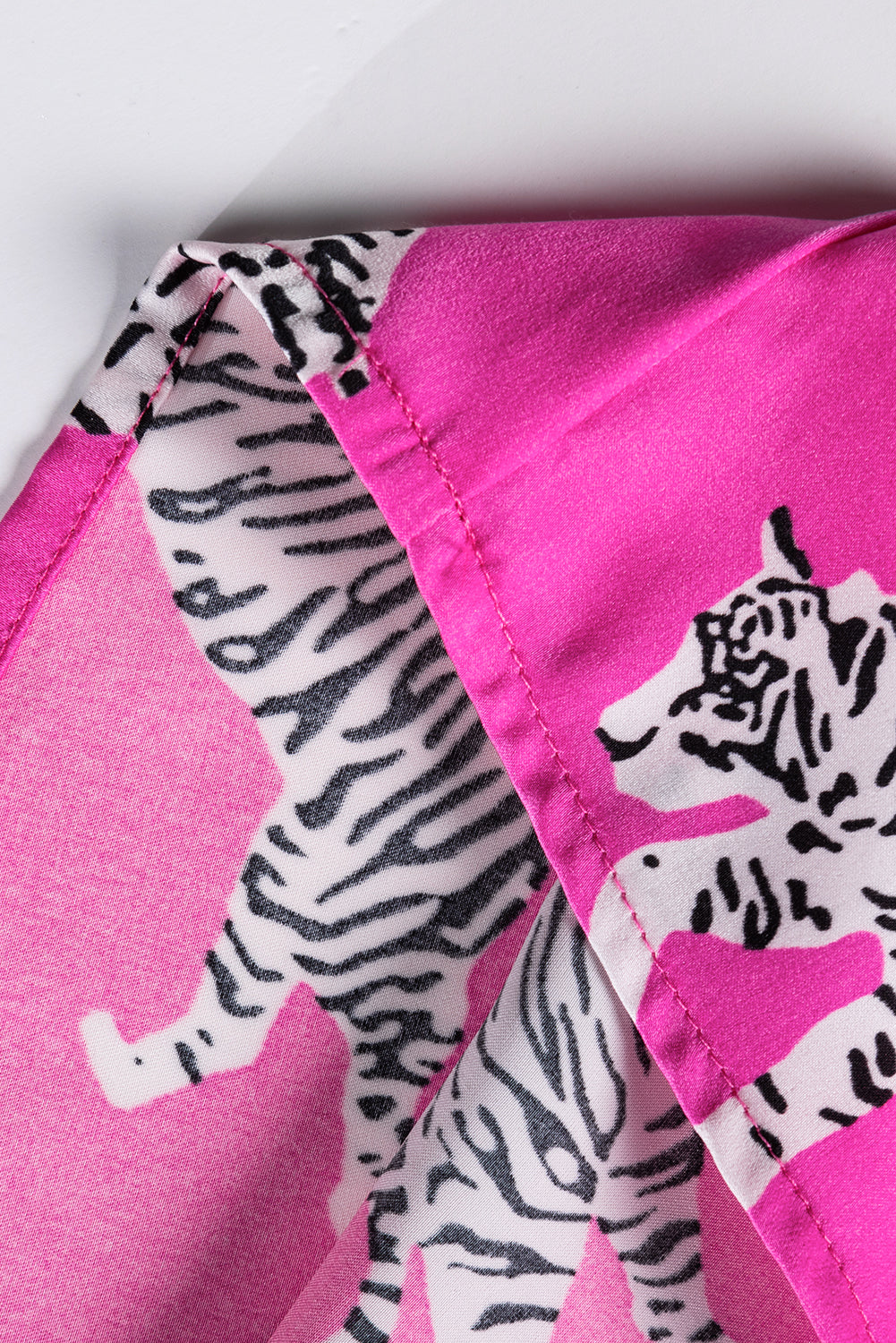 Camicetta girocollo con maniche svolazzanti motivo tigre rosa