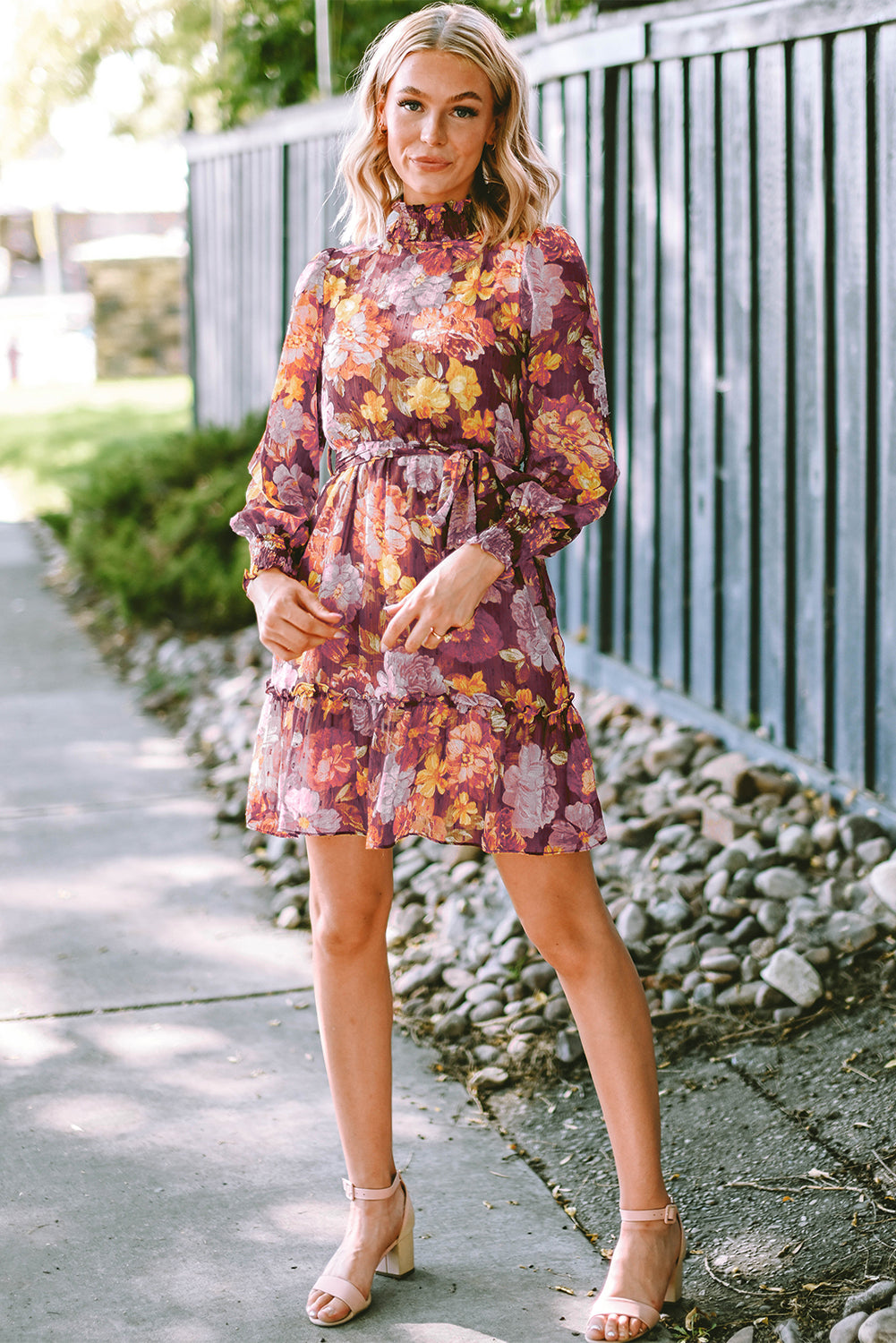 Raznobojna cvjetna haljina s visokim ovratnikom i visokim strukom