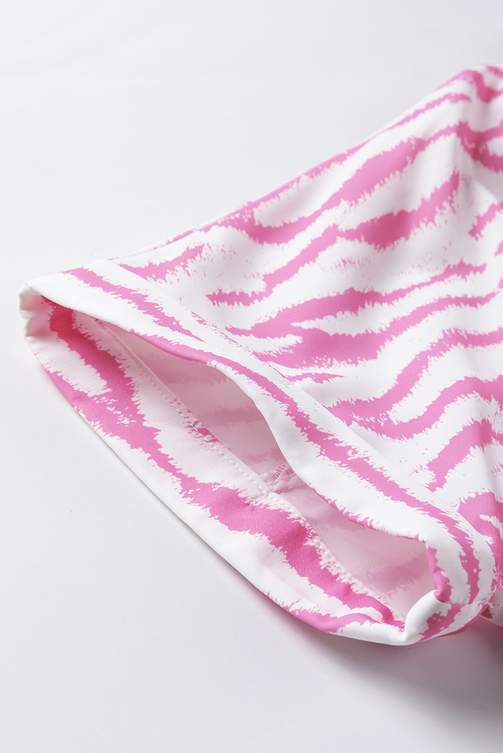 Kurzarmbluse mit V-Ausschnitt und rosafarbenem Zebramuster