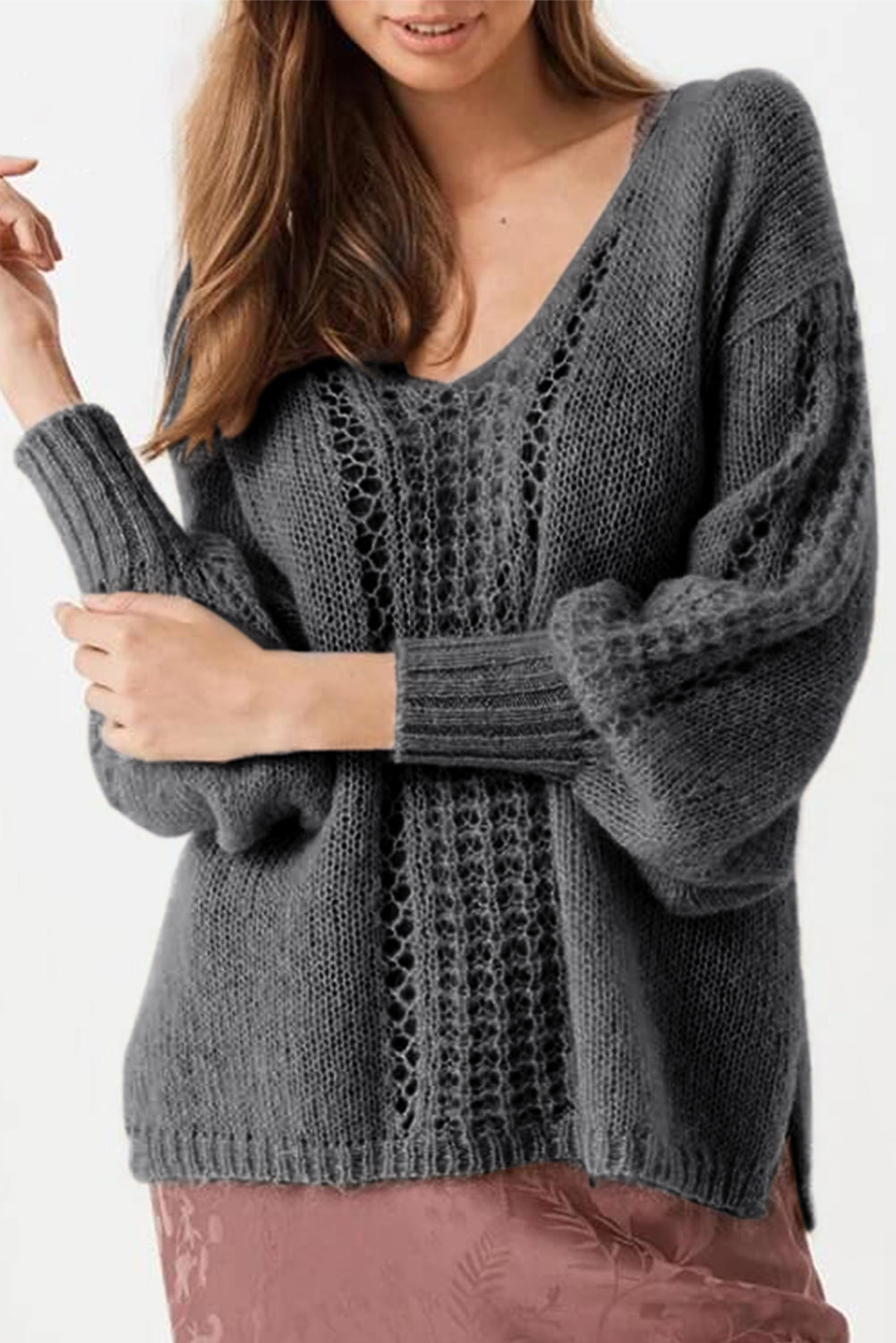 Siv kvačkan ohlapen pulover z razporki v izrezu