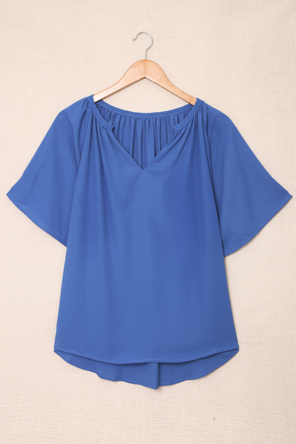 Blaue, plissierte, lockere Bluse mit geteiltem Ausschnitt
