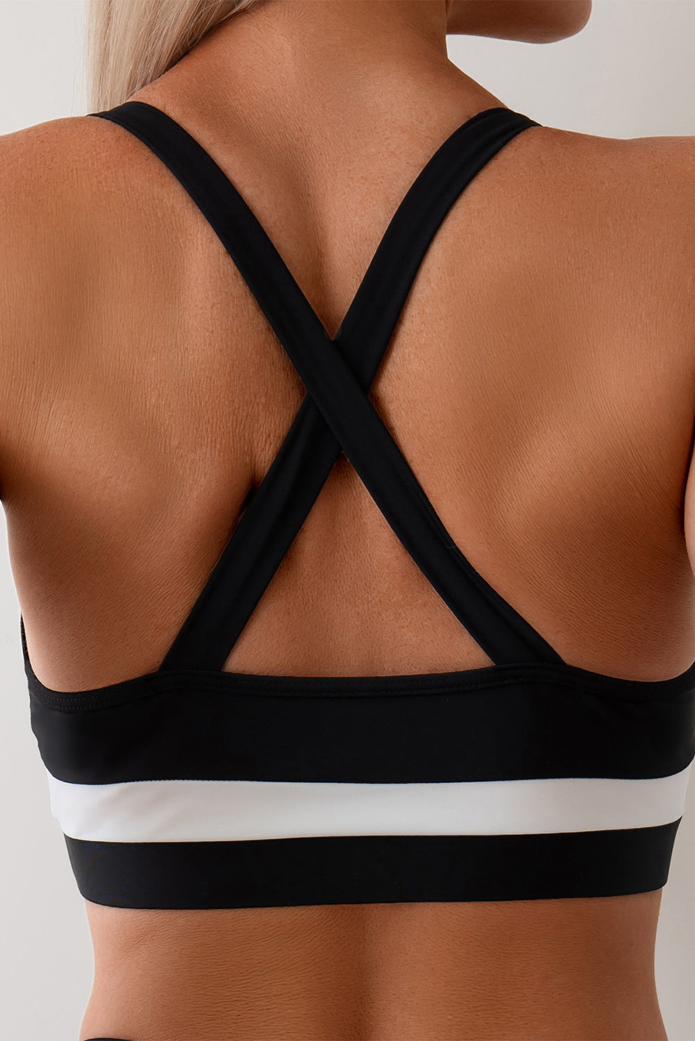 Weißer sportlicher Bikini mit hoher Taille und überkreuztem Rücken im Colorblock-Design