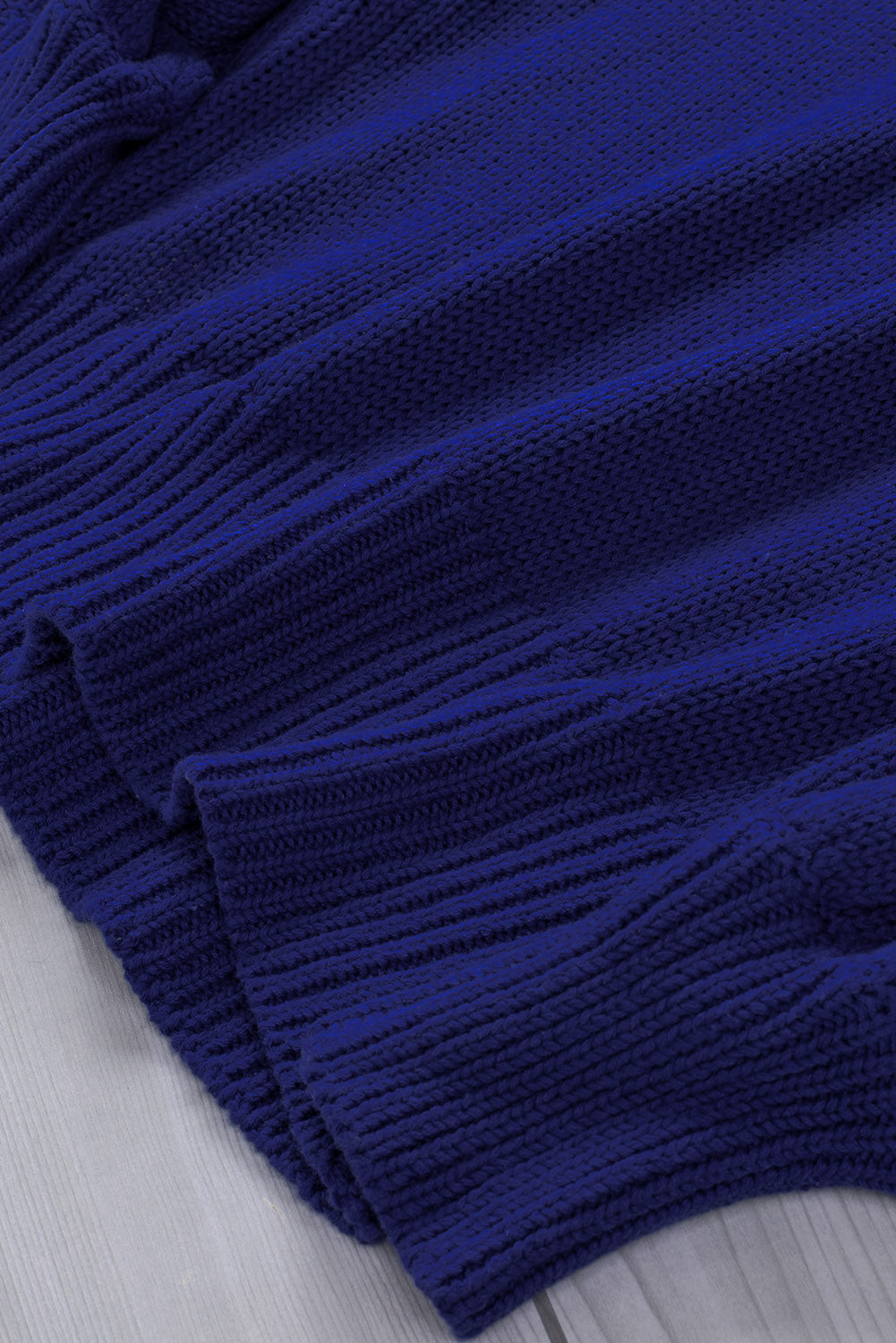 Plavi izrezani džemper s spuštenim leđima i kravatom