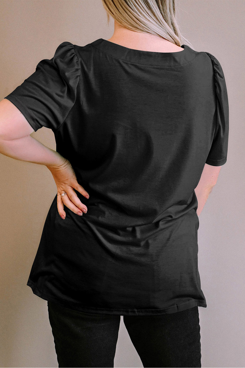 Črna majica s kratkimi rokavi s kvadratnim izrezom in naborki na ramenih velike velikosti