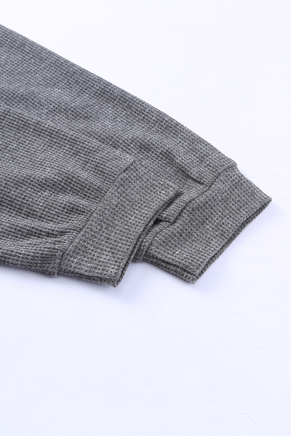 Sivi pleteni pulover s prorezima sa strane