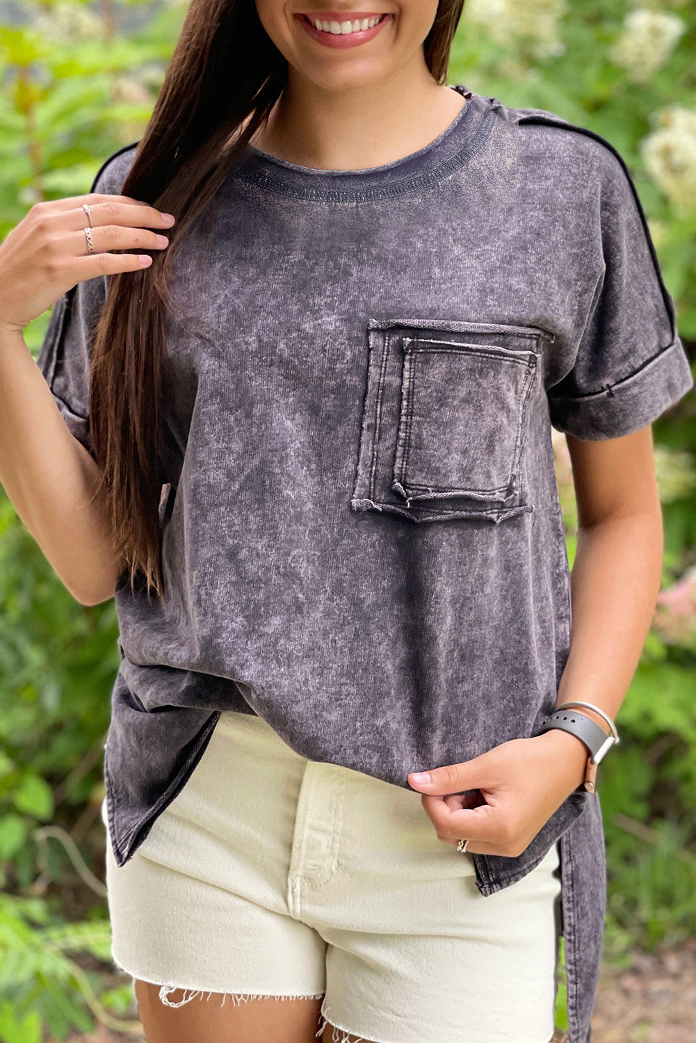 Graues Vintage-T-Shirt mit Taschen und Schlitzen in Mineralwaschung
