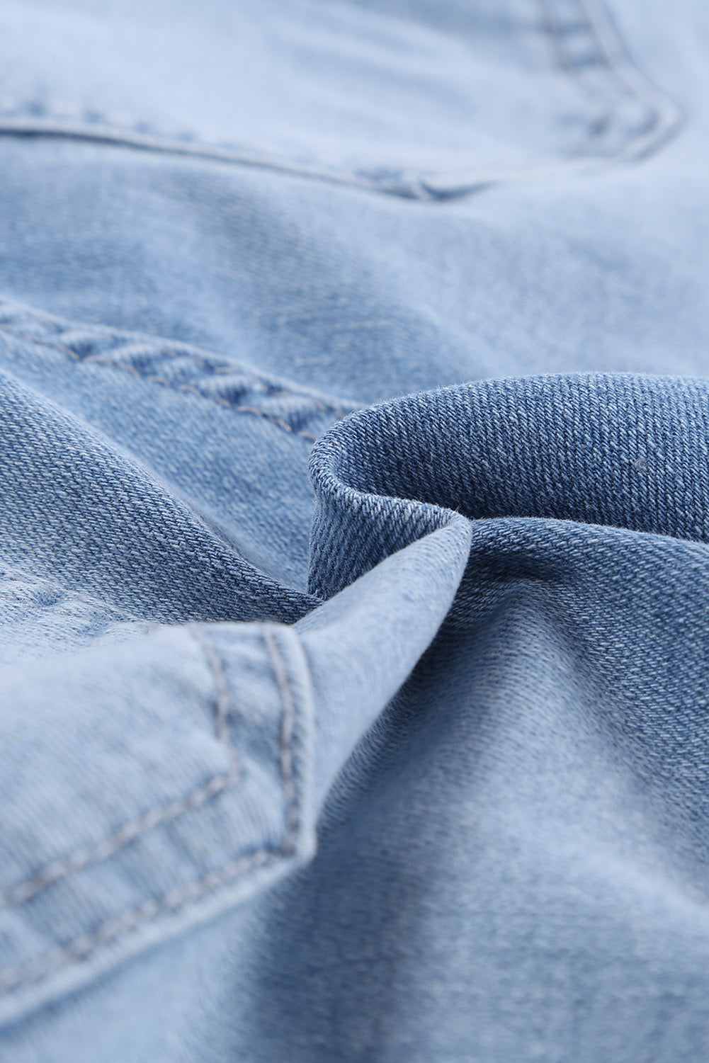 Hellblaue Jeansshorts mit ausgefranstem Saum