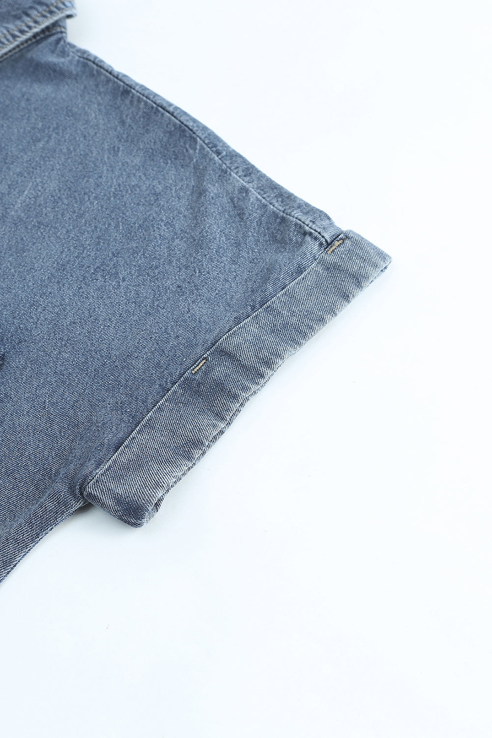 Graues, geknöpftes, kurzärmliges Jeanskleid mit ausgefransten Taschen