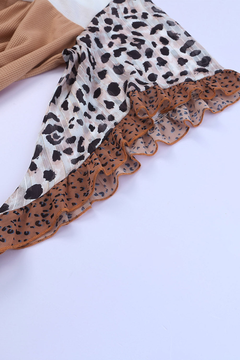 Khakifarbenes Plus-Size-Oberteil mit Waffelmuster und Rüschenärmeln und Animal-Print