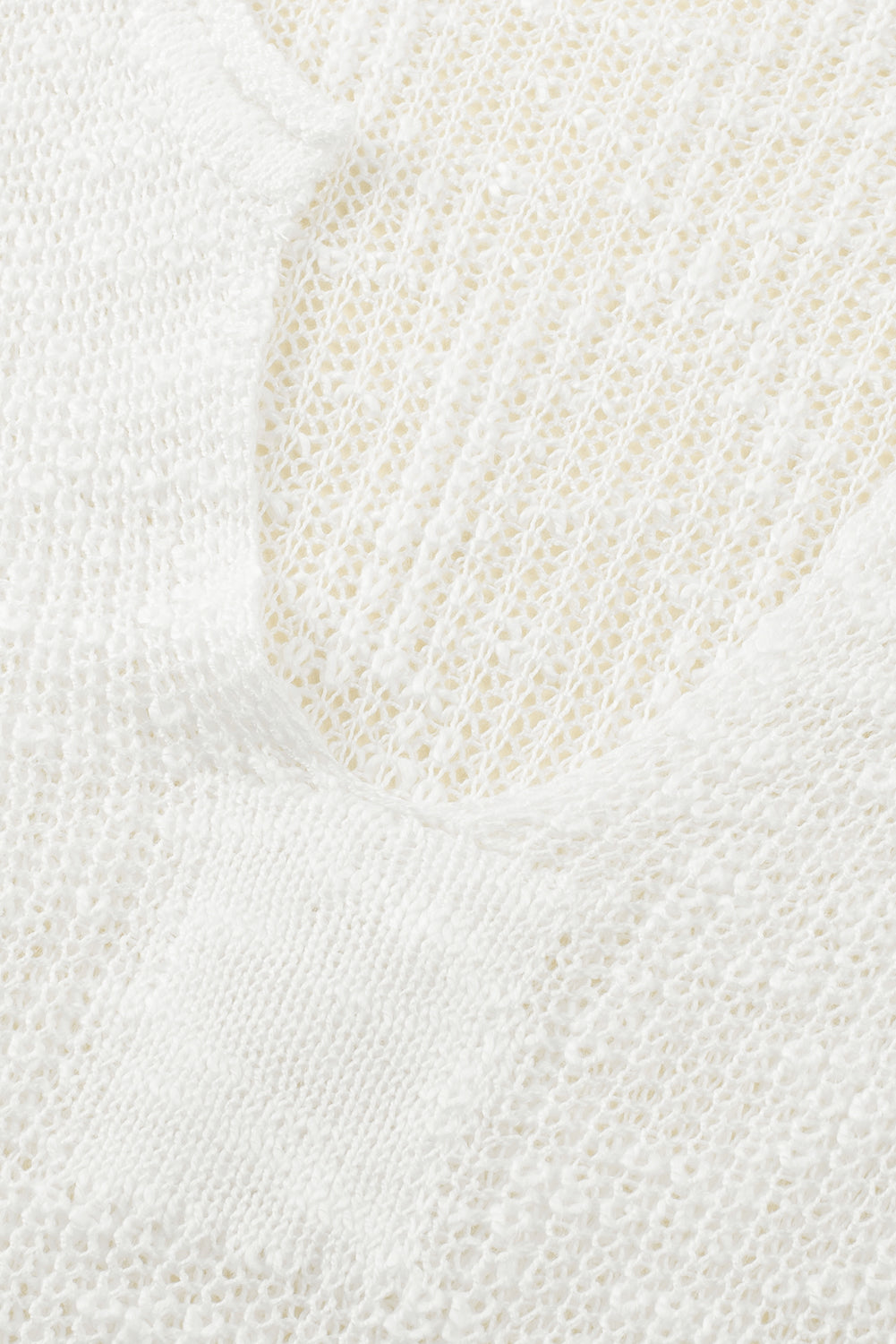 Bijeli jednobojni pulover s V izrezom i bočnim razdjelima