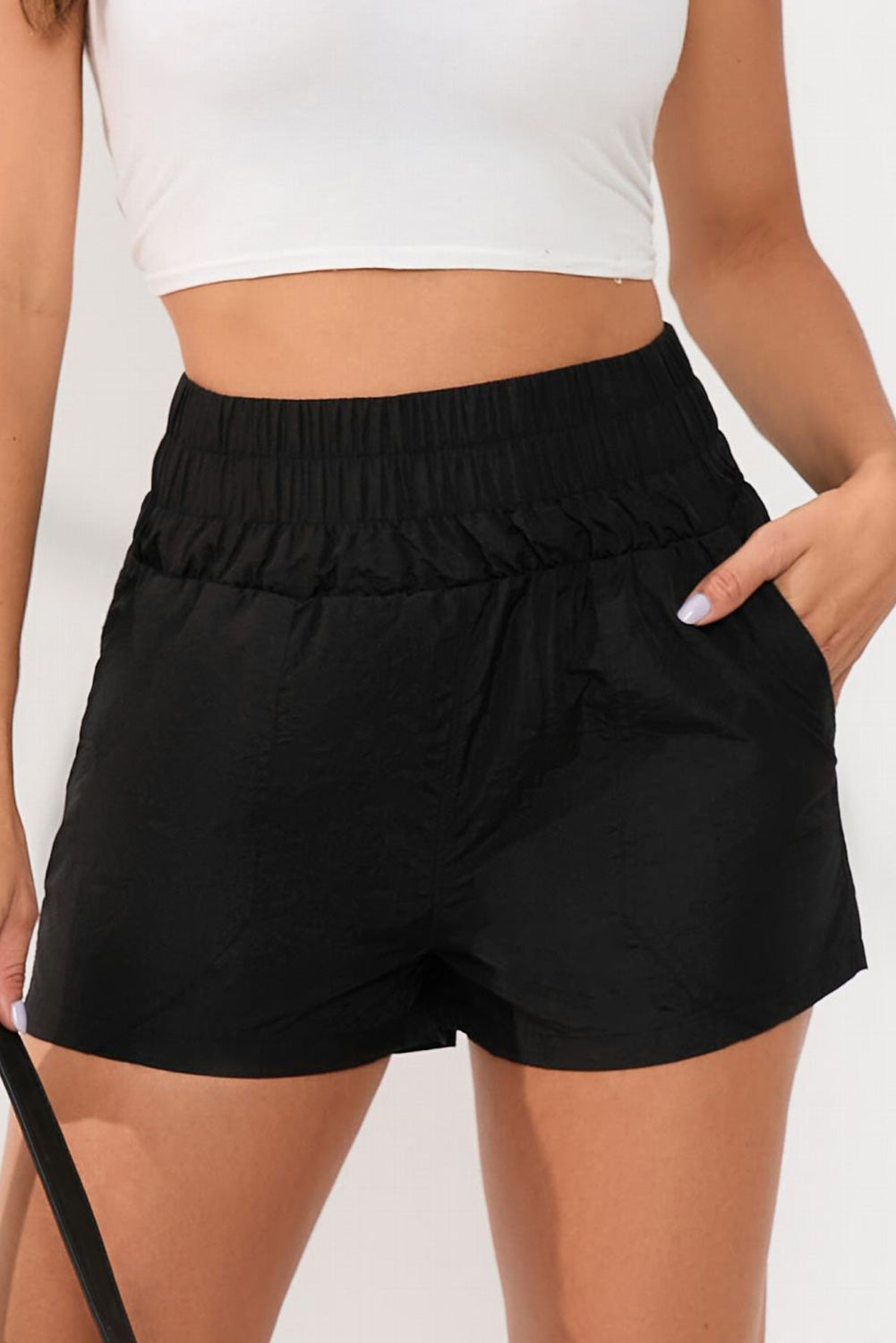 Schwarze elastische Shorts mit hoher Taille und Seitentaschen