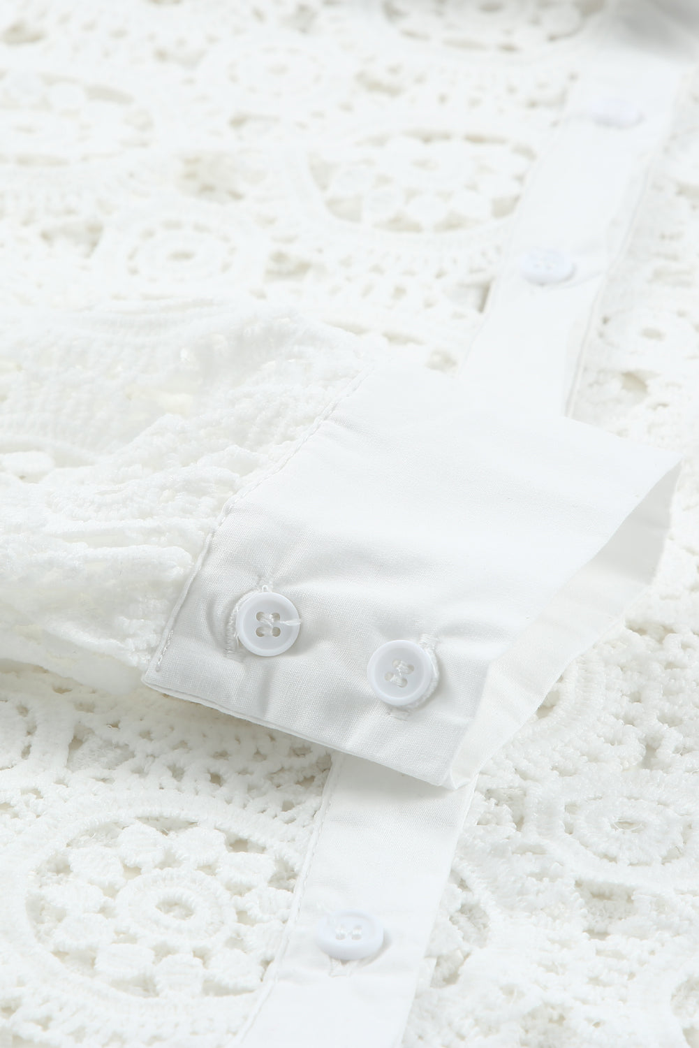 Chemise blanche à col rabattu ajourée en dentelle au crochet