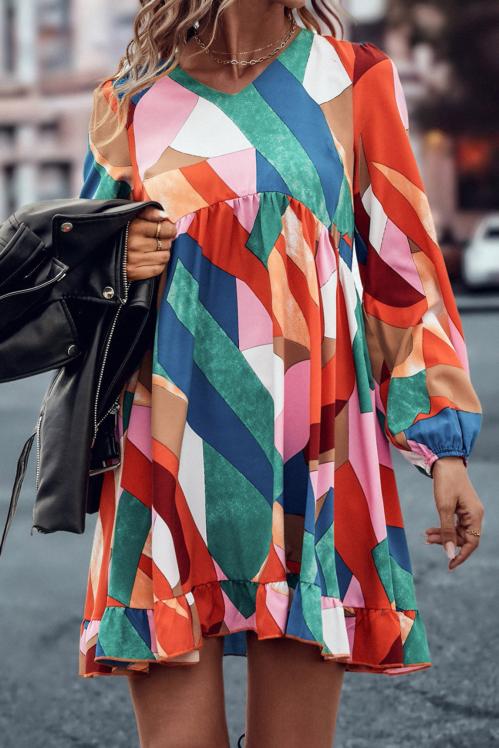 Mehrfarbiges, langärmliges Babydoll-Kleid mit geometrischem Aufdruck und Rüschen