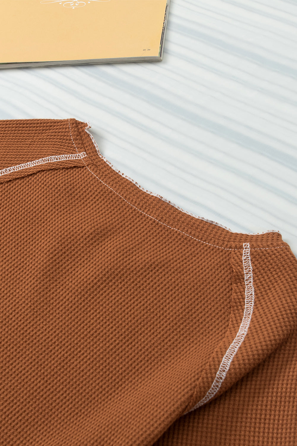 Kastanienbraunes Waffelstrick-T-Shirt mit Kontrastnaht und Rüschenkante