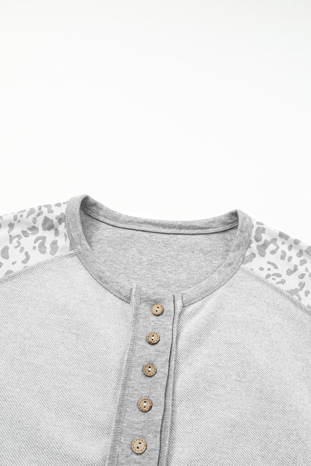 Sweat-shirt gris à col boutonné et coutures apparentes en patchwork léopard