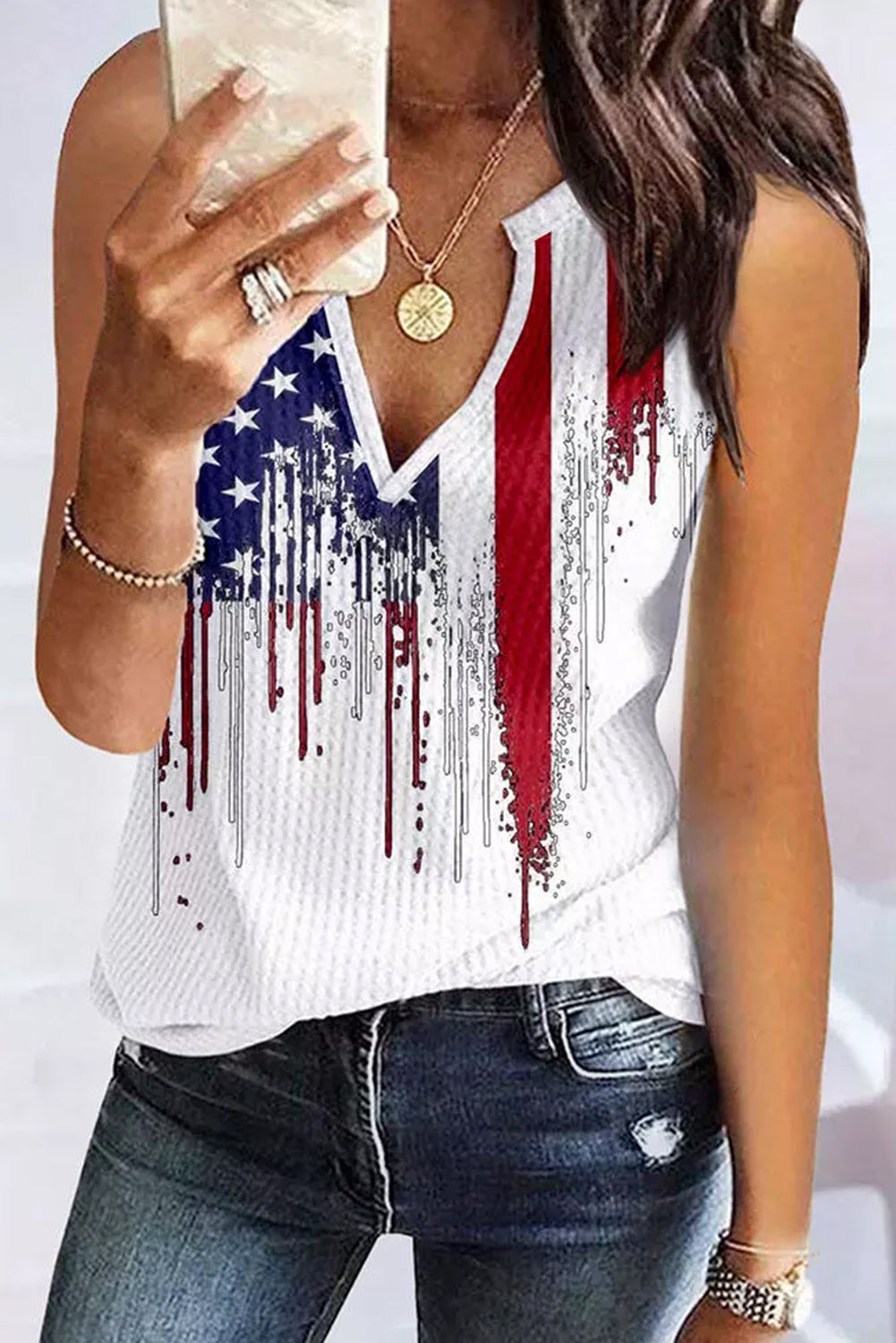 Brezrokavnik z belo ameriško zastavo in oblikovanim potiskom z v-izrezom