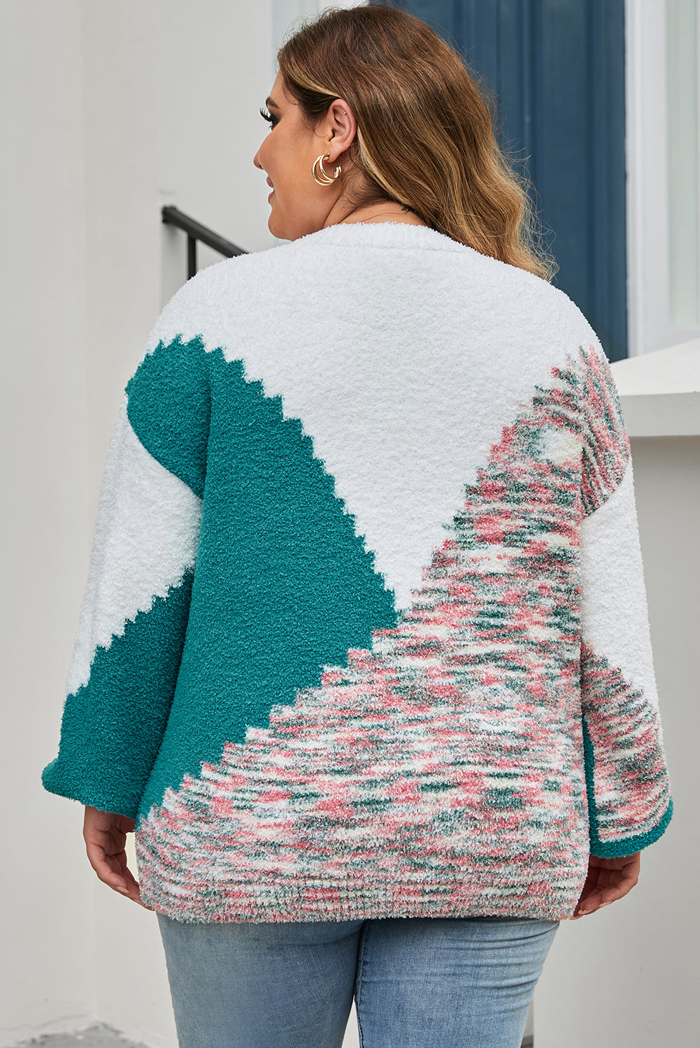 Raznobojni džemper veće veličine s izrezbarenim bojama