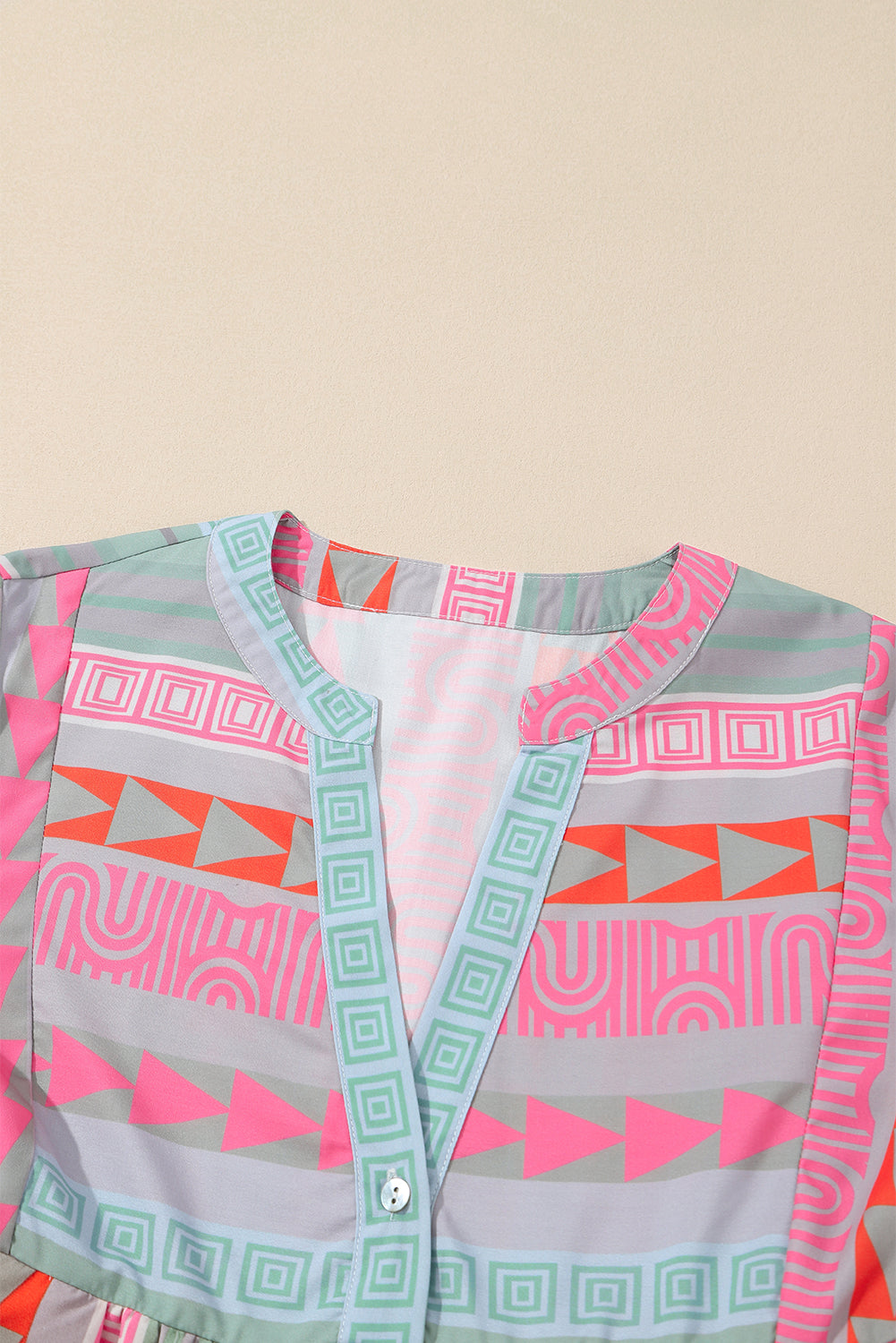 Večbarvna bluza z naborki z razcepljenim ovratnikom in geometrijskim potiskom Boho