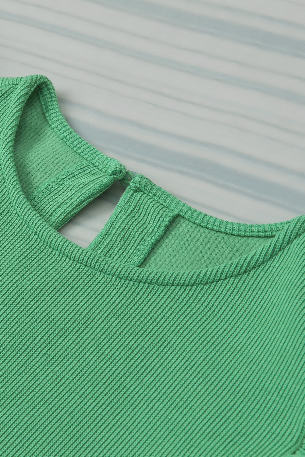 Blouse verte en tricot côtelé à manches bouffantes à volants