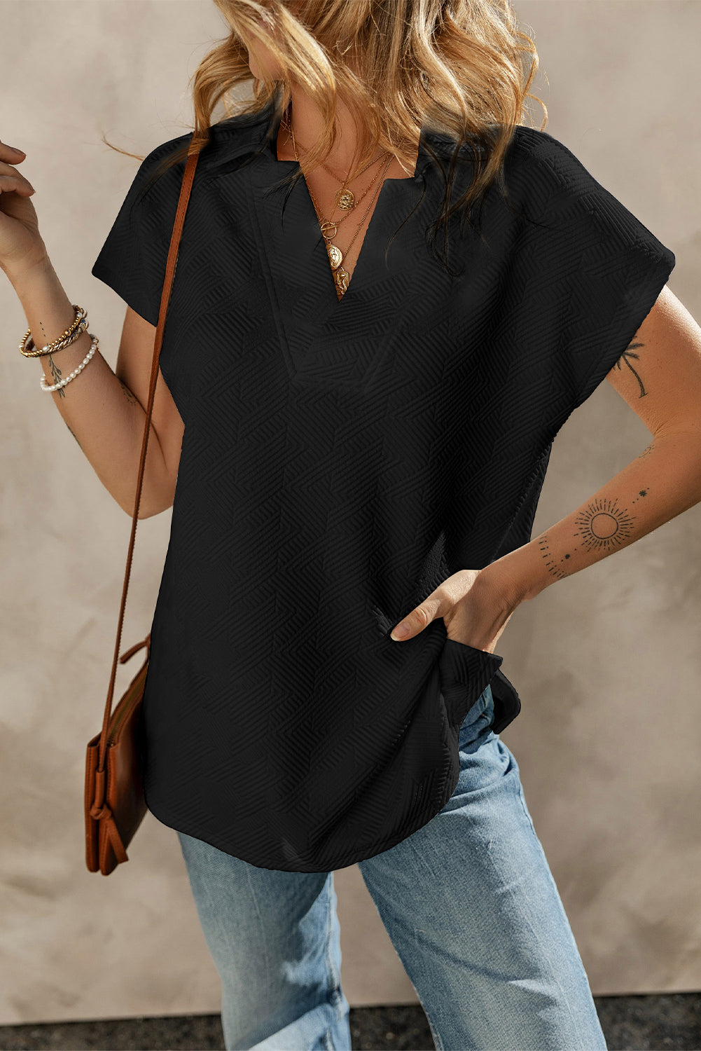 Crna majica kratkih rukava s V izrezom i ovratnikom s teksturom