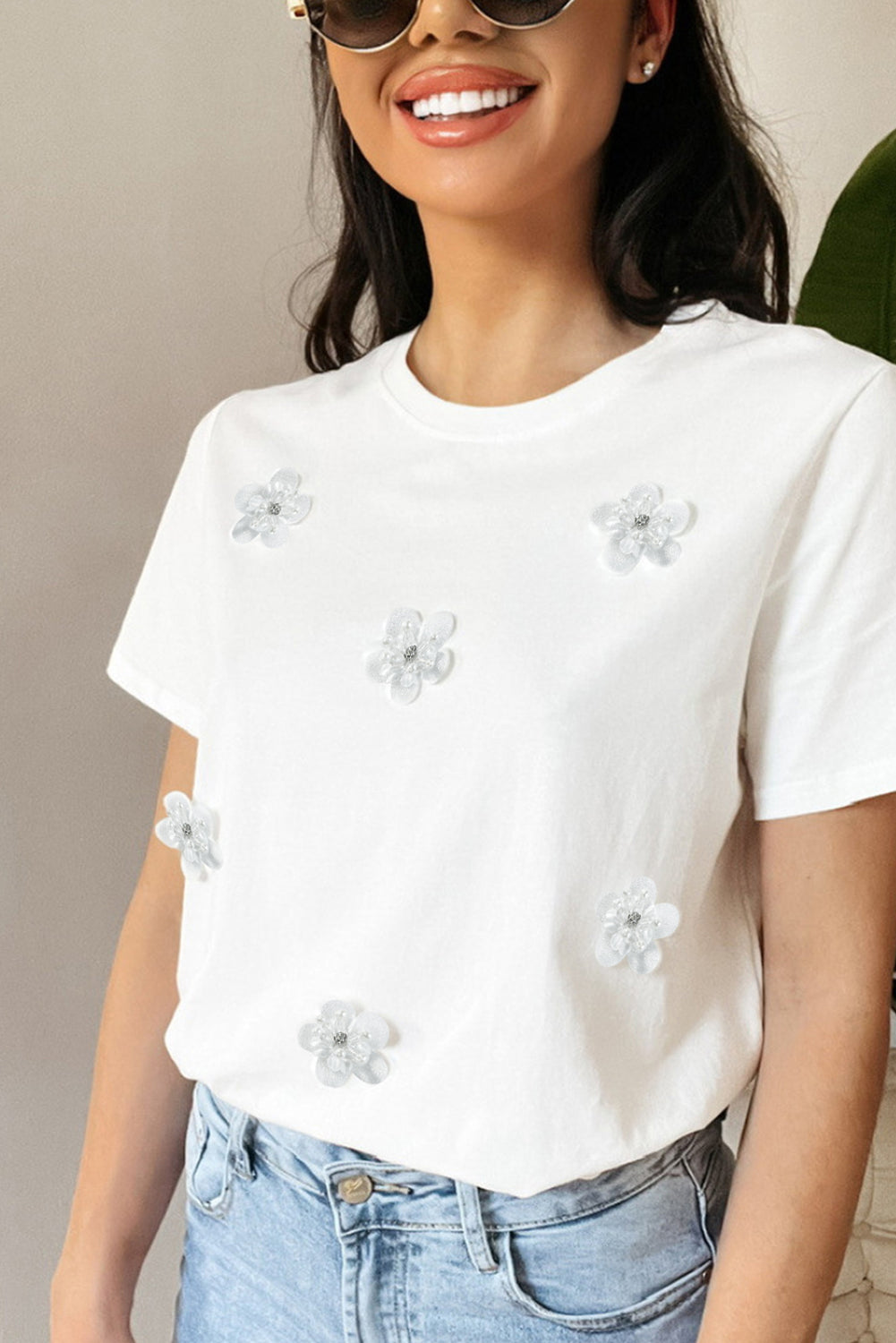Majica z okroglim izrezom z belim cvetjem