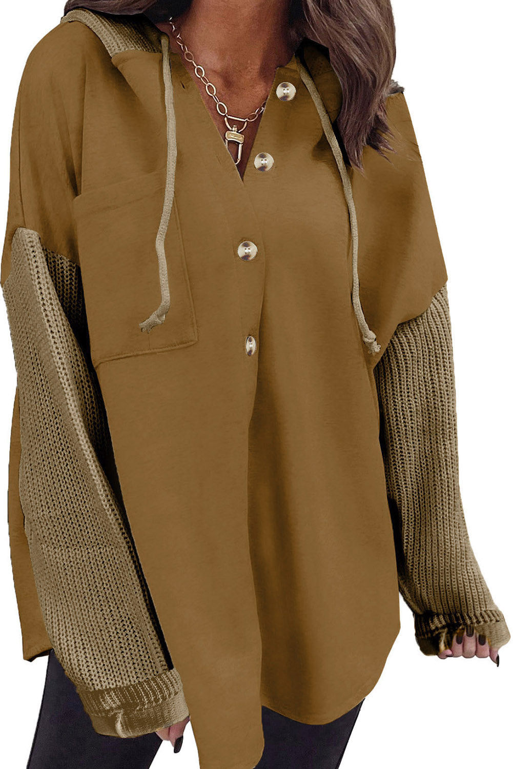 Rjava jakna s kapuco in kontrastnimi pletenimi rokavi