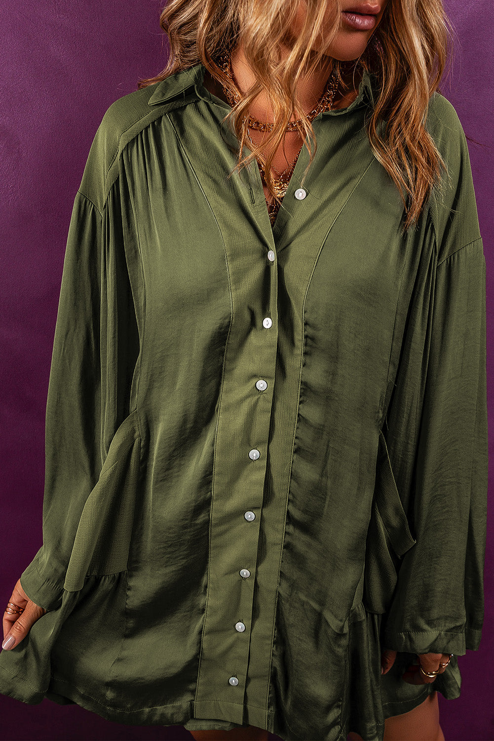 Robe chemise drapée vert cornichon avec poches amples et ourlet à volants