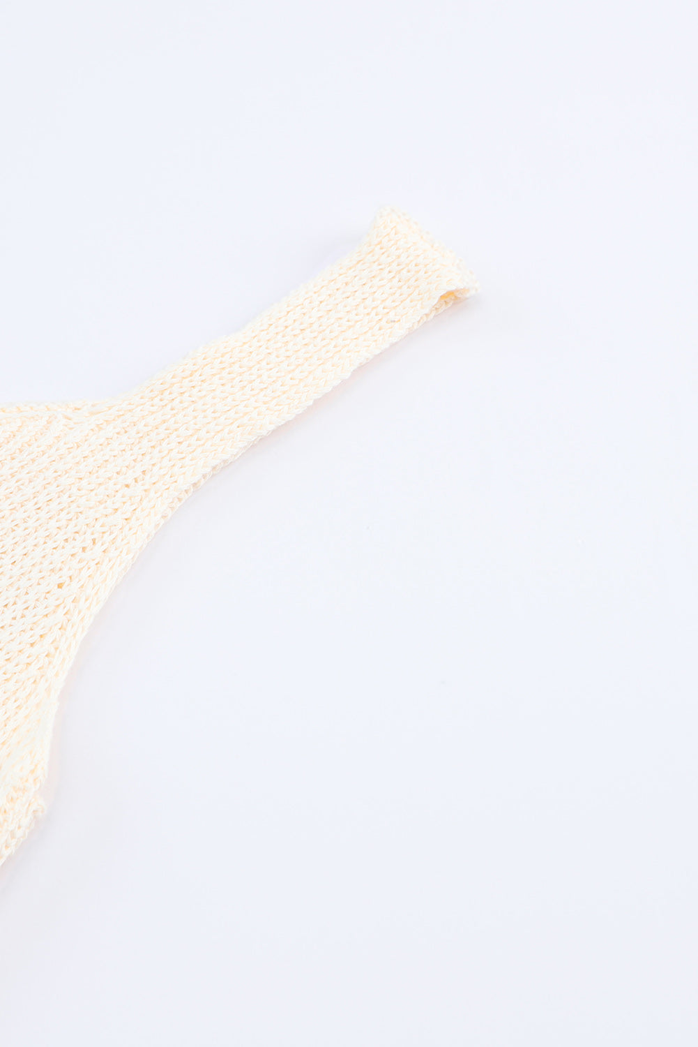 Gilet tricoté beige à ourlet volanté au crochet